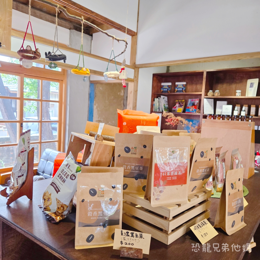 高雄‧鳳山│夢群島文化書室，老屋內用餐、咖啡，小農產品販售