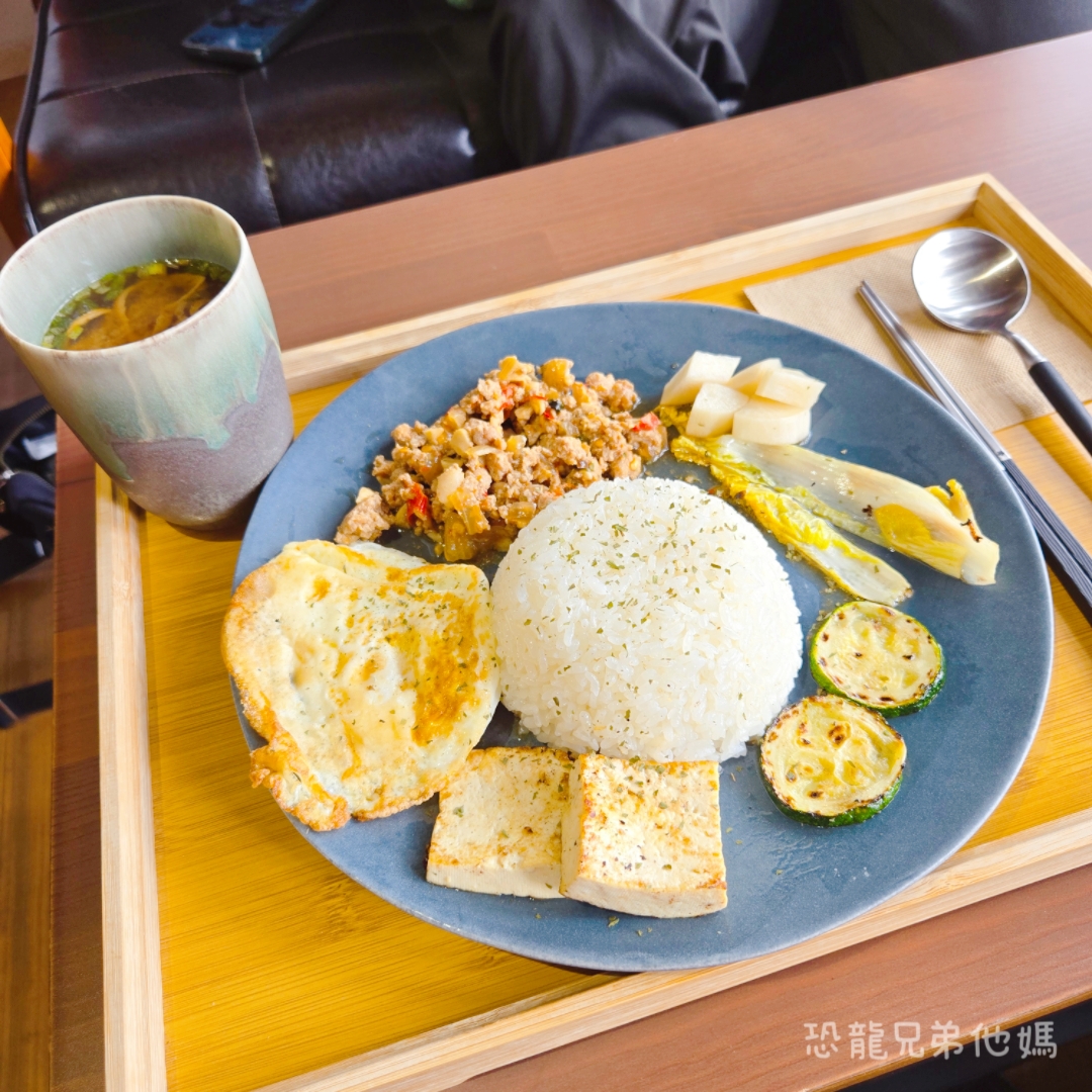 高雄‧鳳山│夢群島文化書室，老屋內用餐、咖啡，小農產品販售