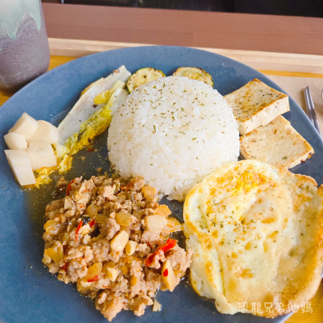 高雄‧鳳山│夢群島文化書室，老屋內用餐、咖啡，小農產品販售