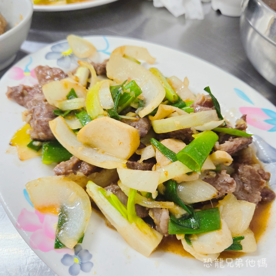 高雄‧善化溫體阿榮本產牛肉│不輸台南的牛肉和熱炒系列，配料多，老闆親切