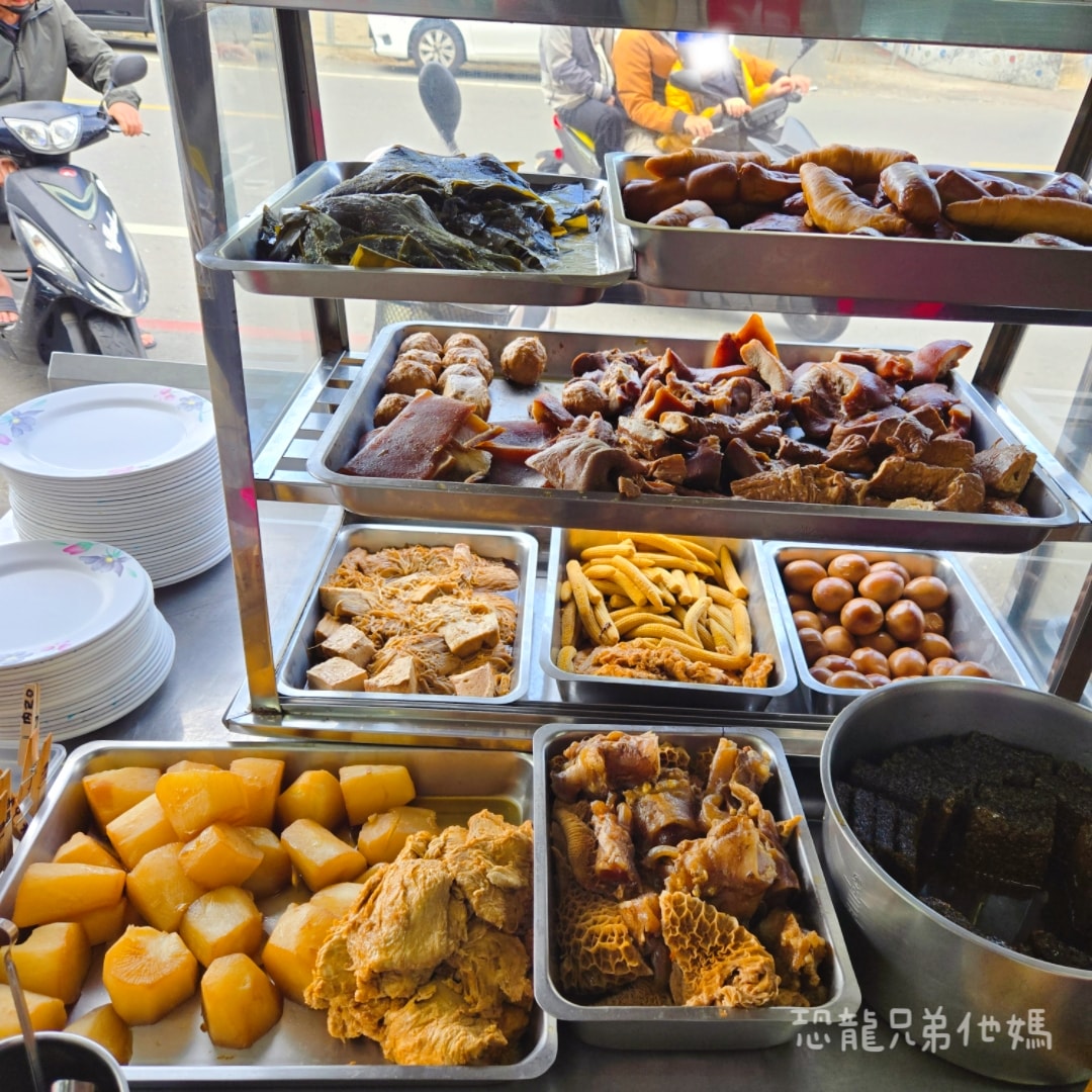高雄‧大寮│老楊牛肉麵，滿滿的排隊人潮，滷菜多樣必夾!!近大寮捷運站
