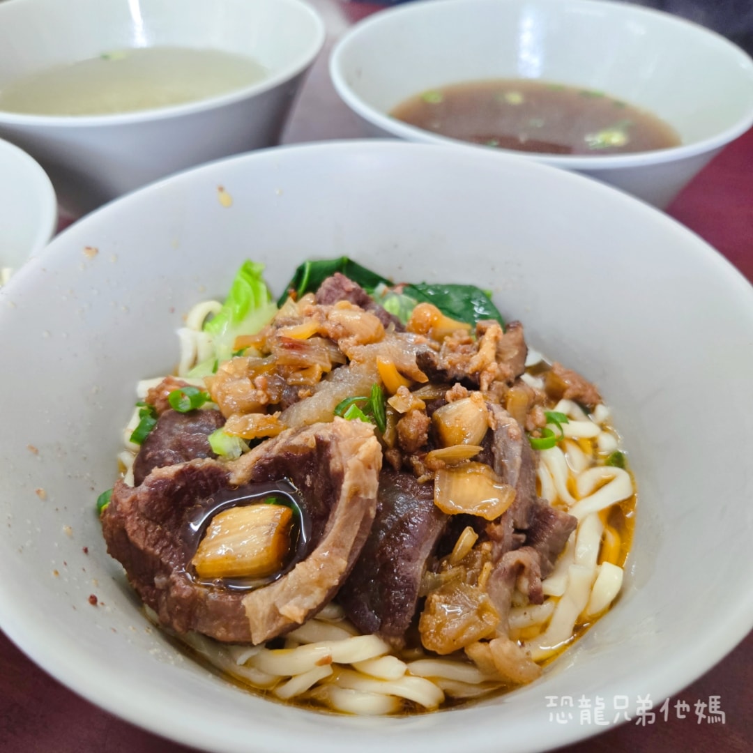 高雄‧大寮│老楊牛肉麵，滿滿的排隊人潮，滷菜多樣必夾!!近大寮捷運站
