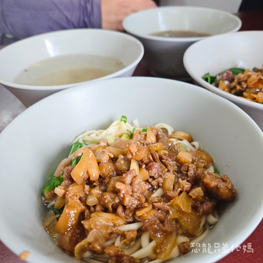 高雄‧大寮│老楊牛肉麵，滿滿的排隊人潮，滷菜多樣必夾!!近大寮捷運站