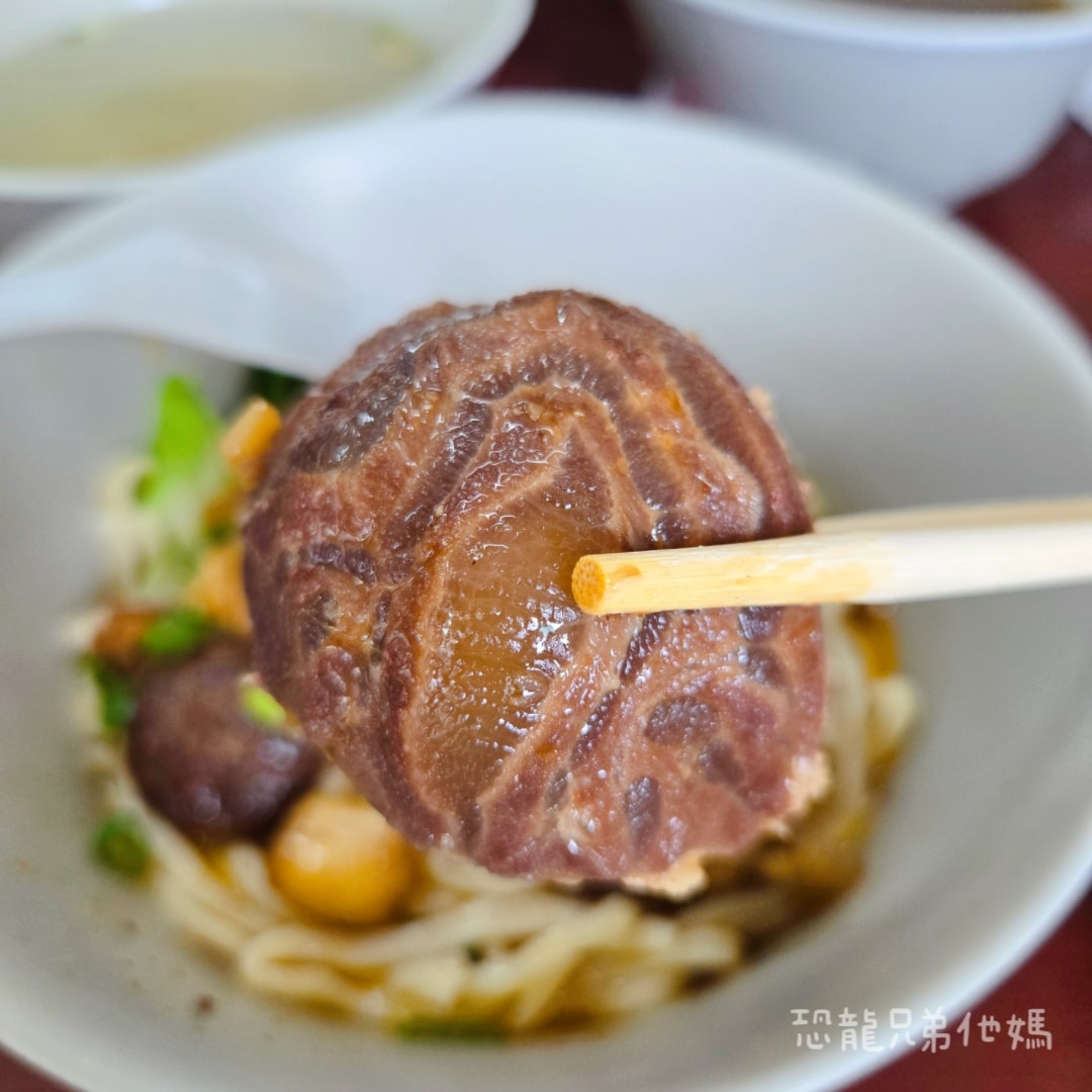 高雄‧大寮│老楊牛肉麵，滿滿的排隊人潮，滷菜多樣必夾!!近大寮捷運站