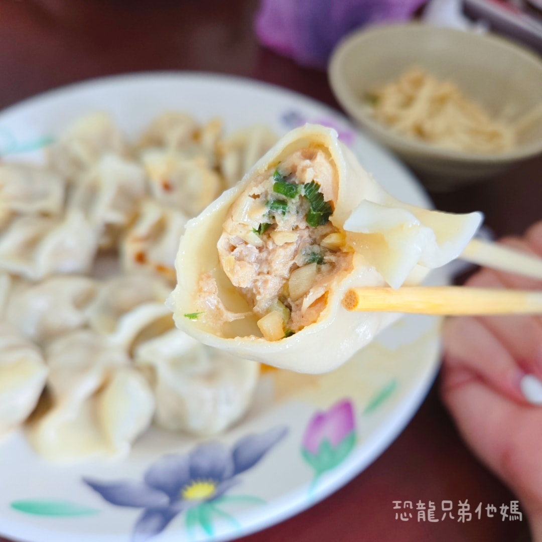 高雄‧大寮│老楊牛肉麵，滿滿的排隊人潮，滷菜多樣必夾!!近大寮捷運站