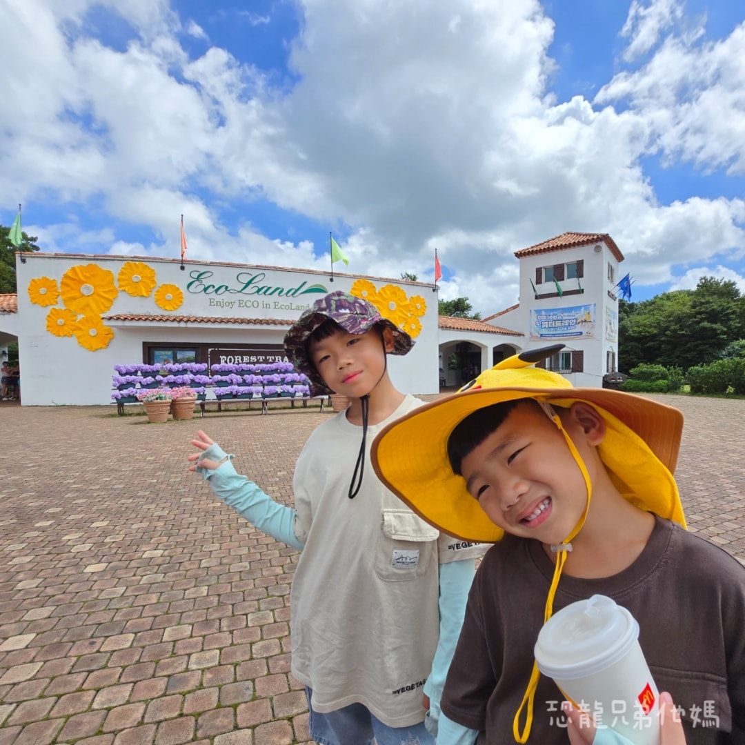 韓國‧濟州島│親子必玩 “ECOLAND 森林小火車樂園 “，夏日限定超刺激水槍大戰，園區好美好玩又好拍，大草皮上餵馬羊，限定表演秀!2025.8