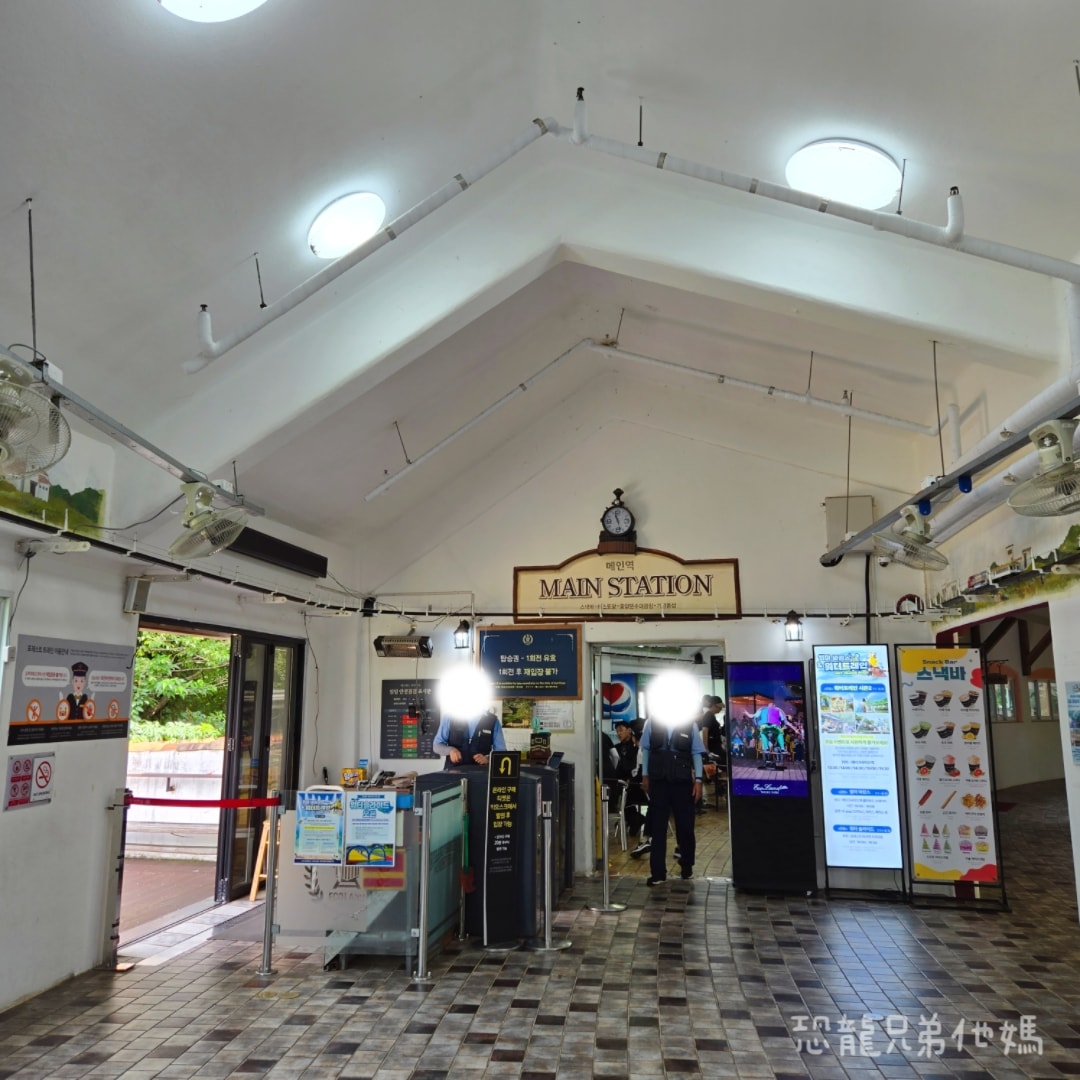韓國‧濟州島│親子必玩 “ECOLAND 森林小火車樂園 “，夏日限定超刺激水槍大戰，園區好美好玩又好拍，大草皮上餵馬羊，限定表演秀!2025.8