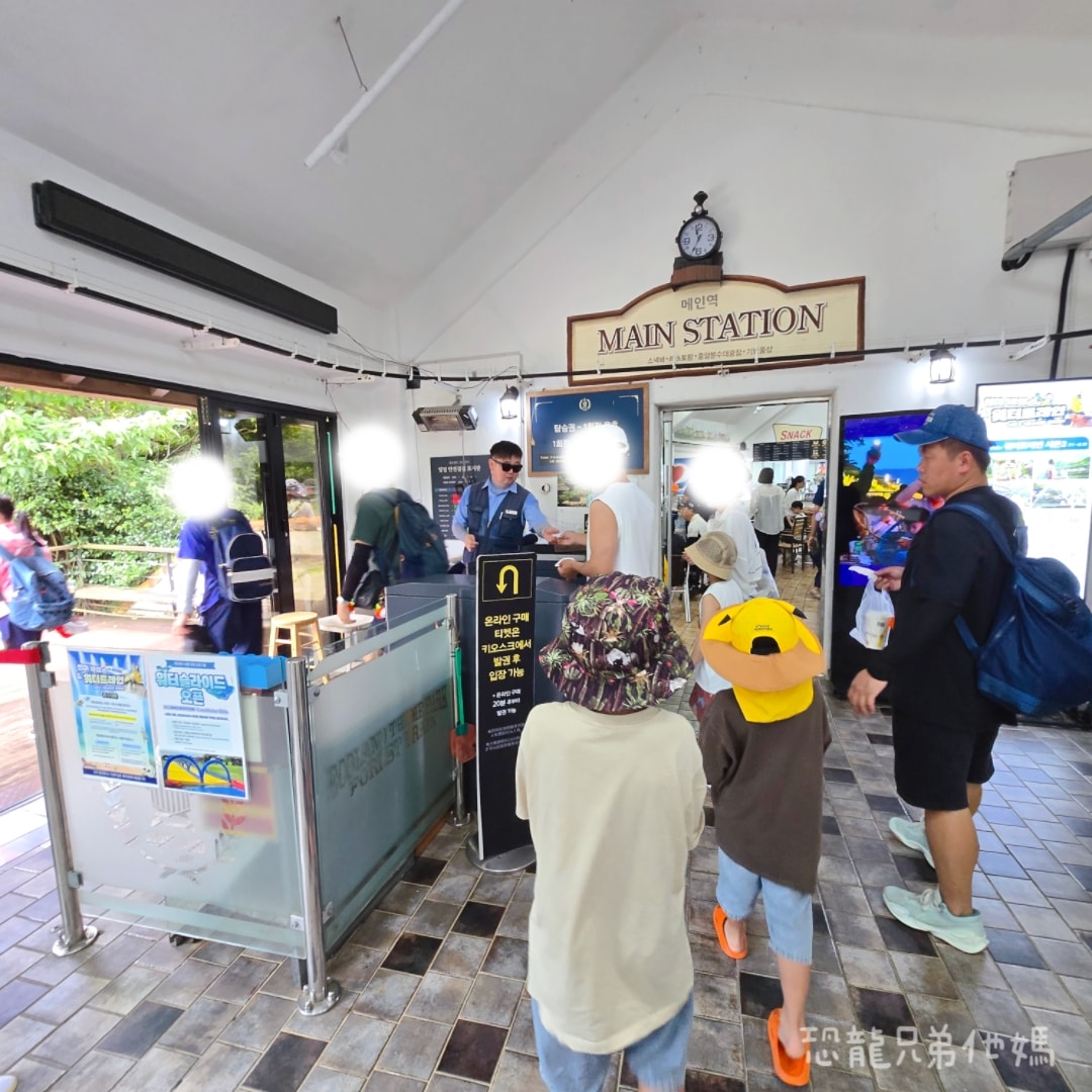 韓國‧濟州島│親子必玩 “ECOLAND 森林小火車樂園 “，夏日限定超刺激水槍大戰，園區好美好玩又好拍，大草皮上餵馬羊，限定表演秀!2025.8