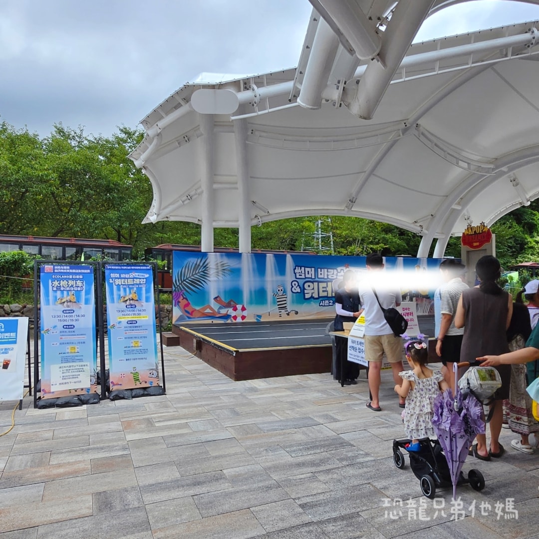 韓國‧濟州島│親子必玩 “ECOLAND 森林小火車樂園 “，夏日限定超刺激水槍大戰，園區好美好玩又好拍，大草皮上餵馬羊，限定表演秀!2025.8