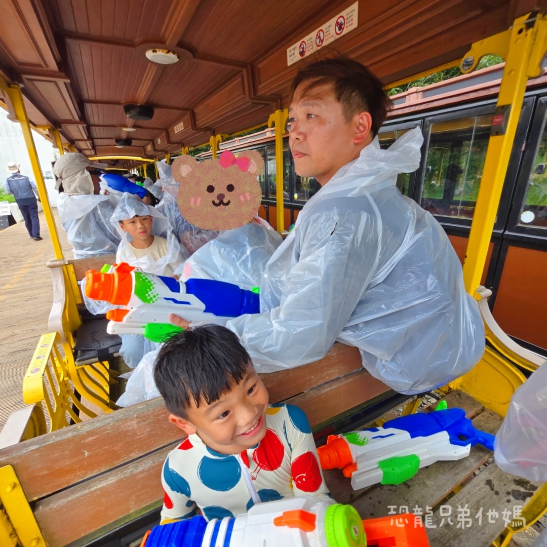 韓國‧濟州島│親子必玩 “ECOLAND 森林小火車樂園 “，夏日限定超刺激水槍大戰，園區好美好玩又好拍，大草皮上餵馬羊，限定表演秀!2025.8
