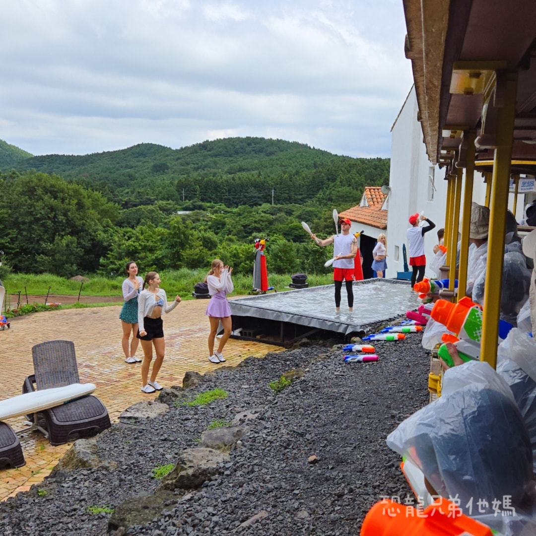 韓國‧濟州島│親子必玩 “ECOLAND 森林小火車樂園 “，夏日限定超刺激水槍大戰，園區好美好玩又好拍，大草皮上餵馬羊，限定表演秀!2025.8