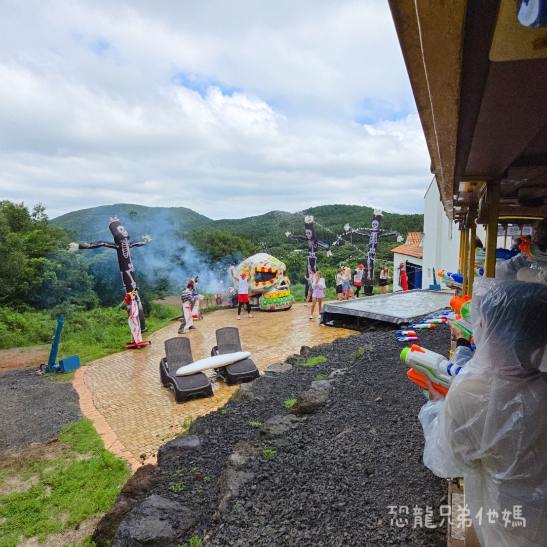 韓國‧濟州島│親子必玩 “ECOLAND 森林小火車樂園 “，夏日限定超刺激水槍大戰，園區好美好玩又好拍，大草皮上餵馬羊，限定表演秀!2025.8