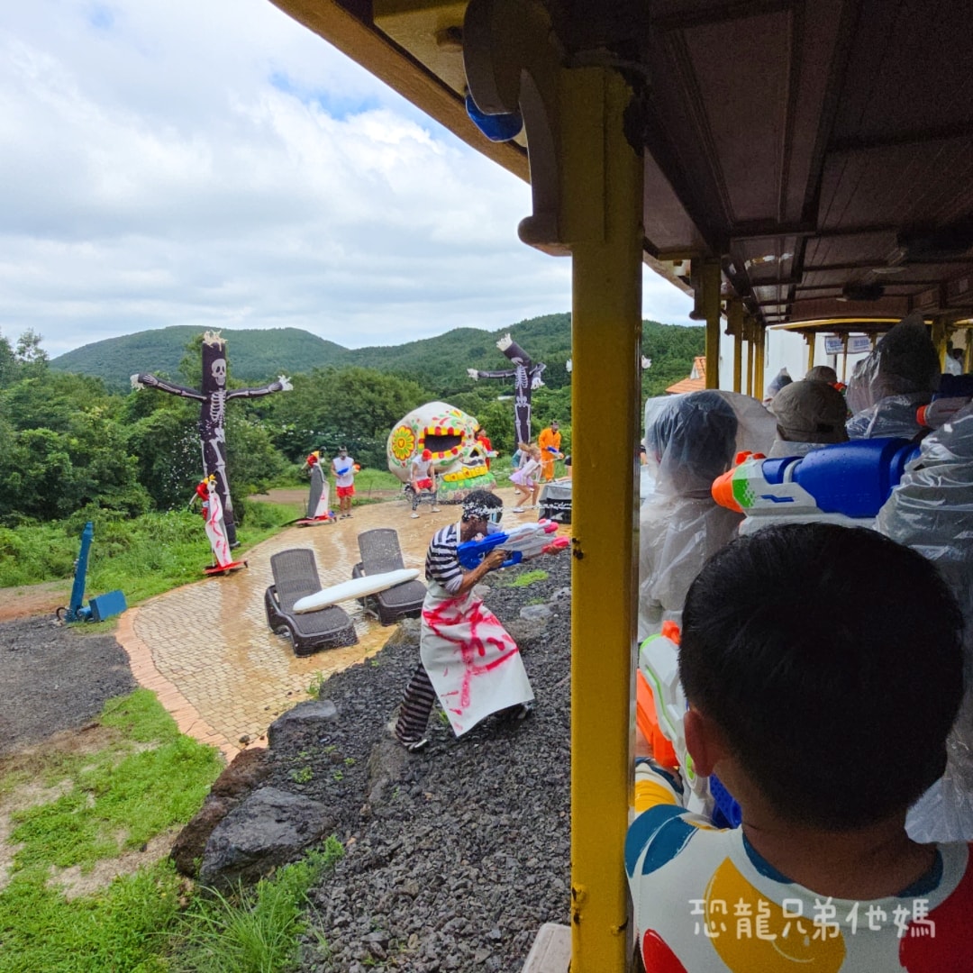 韓國‧濟州島│親子必玩 “ECOLAND 森林小火車樂園 “，夏日限定超刺激水槍大戰，園區好美好玩又好拍，大草皮上餵馬羊，限定表演秀!2025.8