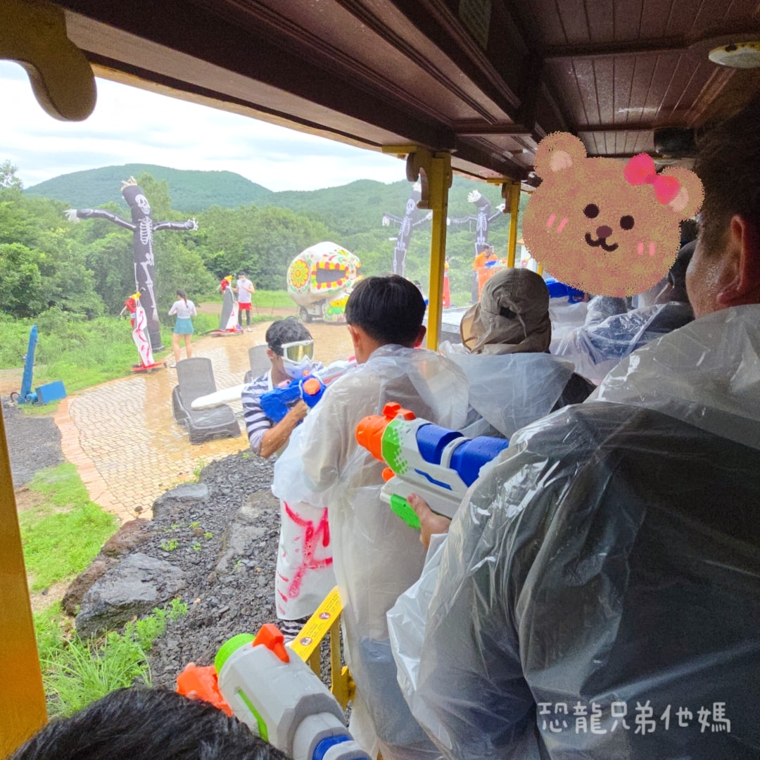 韓國‧濟州島│親子必玩 “ECOLAND 森林小火車樂園 “，夏日限定超刺激水槍大戰，園區好美好玩又好拍，大草皮上餵馬羊，限定表演秀!2025.8
