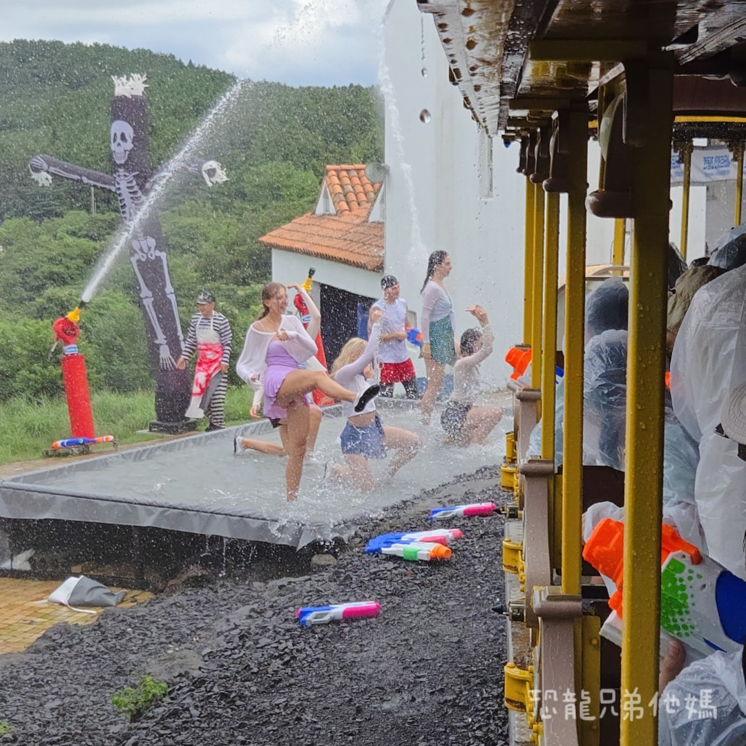 韓國‧濟州島│親子必玩 “ECOLAND 森林小火車樂園 “，夏日限定超刺激水槍大戰，園區好美好玩又好拍，大草皮上餵馬羊，限定表演秀!2025.8