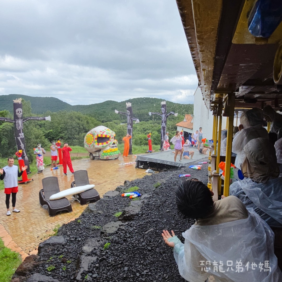 韓國‧濟州島│親子必玩 “ECOLAND 森林小火車樂園 “，夏日限定超刺激水槍大戰，園區好美好玩又好拍，大草皮上餵馬羊，限定表演秀!2025.8