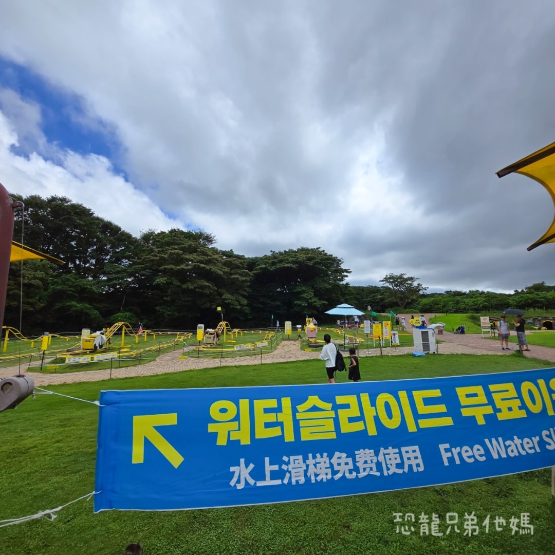 韓國‧濟州島│親子必玩 “ECOLAND 森林小火車樂園 “，夏日限定超刺激水槍大戰，園區好美好玩又好拍，大草皮上餵馬羊，限定表演秀!2025.8