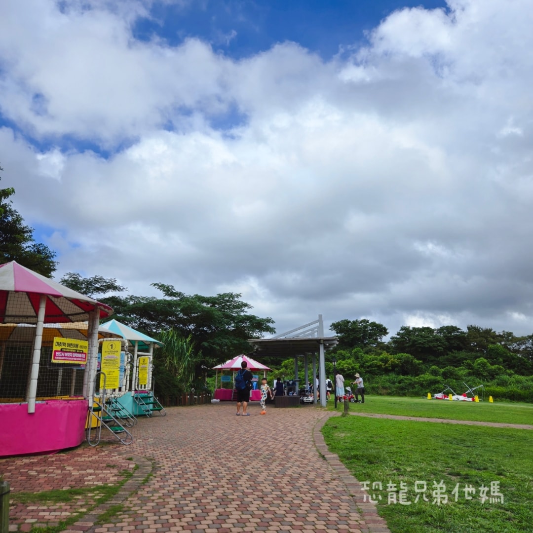 韓國‧濟州島│親子必玩 “ECOLAND 森林小火車樂園 “，夏日限定超刺激水槍大戰，園區好美好玩又好拍，大草皮上餵馬羊，限定表演秀!2025.8