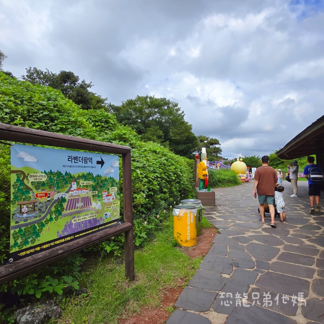 韓國‧濟州島│親子必玩 “ECOLAND 森林小火車樂園 “，夏日限定超刺激水槍大戰，園區好美好玩又好拍，大草皮上餵馬羊，限定表演秀!2025.8