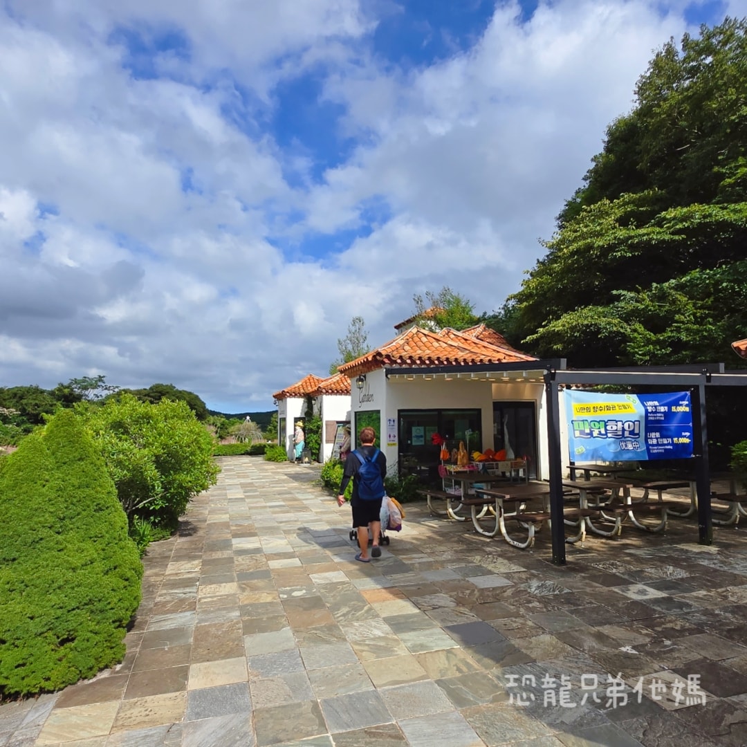 韓國‧濟州島│親子必玩 “ECOLAND 森林小火車樂園 “，夏日限定超刺激水槍大戰，園區好美好玩又好拍，大草皮上餵馬羊，限定表演秀!2025.8