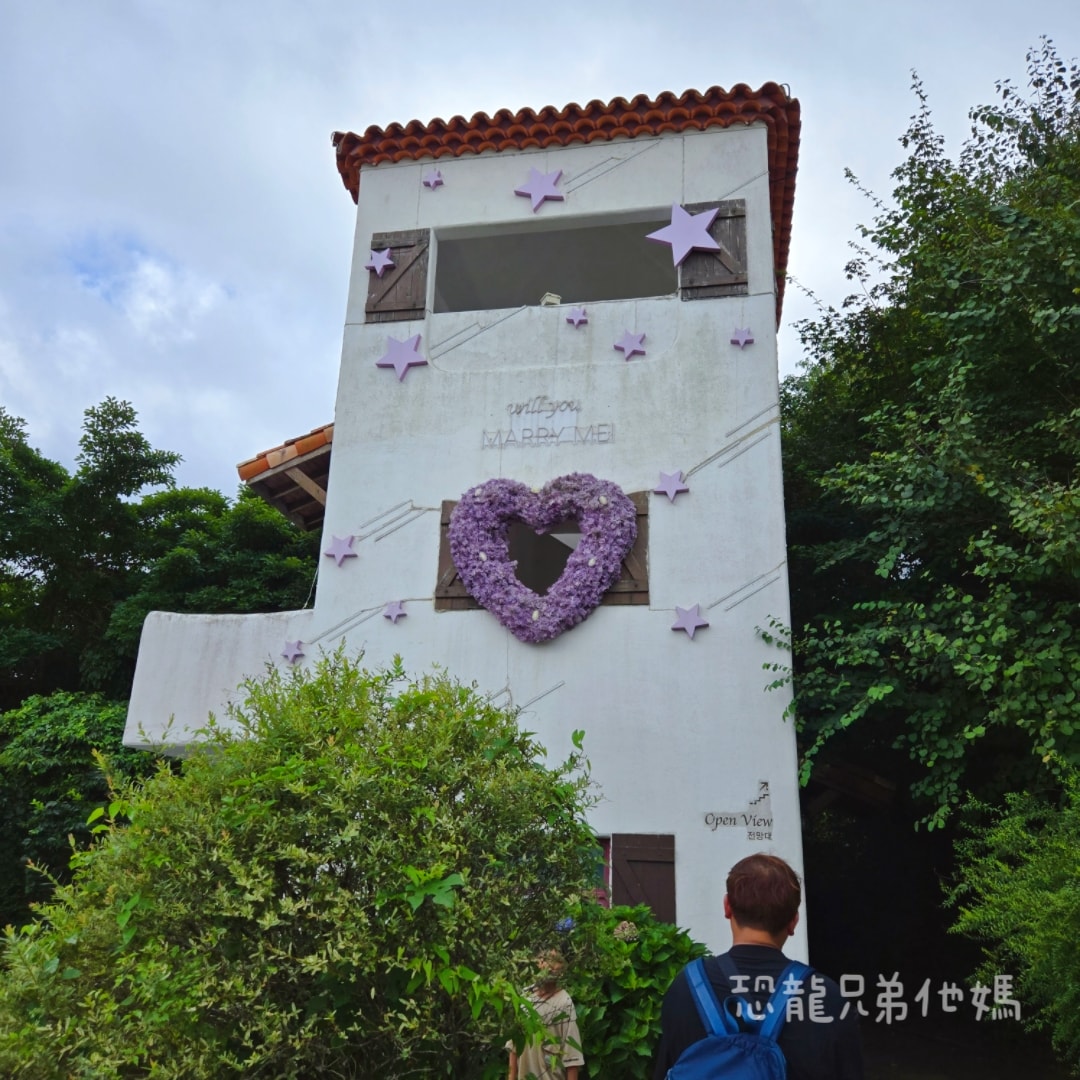 韓國‧濟州島│親子必玩 “ECOLAND 森林小火車樂園 “，夏日限定超刺激水槍大戰，園區好美好玩又好拍，大草皮上餵馬羊，限定表演秀!2025.8