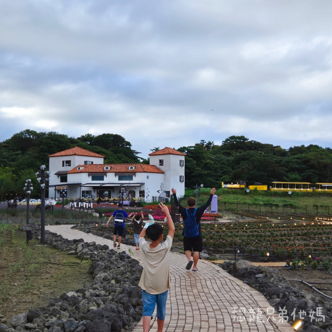 韓國‧濟州島│親子必玩 “ECOLAND 森林小火車樂園 “，夏日限定超刺激水槍大戰，園區好美好玩又好拍，大草皮上餵馬羊，限定表演秀!2025.8