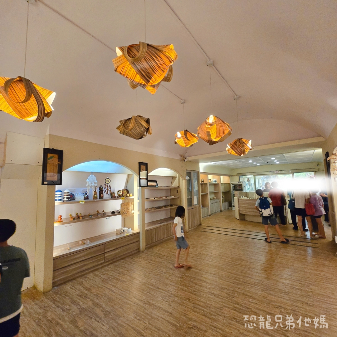 高雄‧鳥松】澄清湖海洋奇珍園│魚兒種類豐富、有觸摸區、多樣珊瑚、貝殼、恐龍蛋化石展示。預計營業到2025年12月31日 - 第104張圖 高雄‧鳥松】澄清湖海洋奇珍園│魚兒種類豐富、有觸摸區、多樣珊瑚、貝殼、恐龍蛋化石展示。預計營業到2025年12月31日