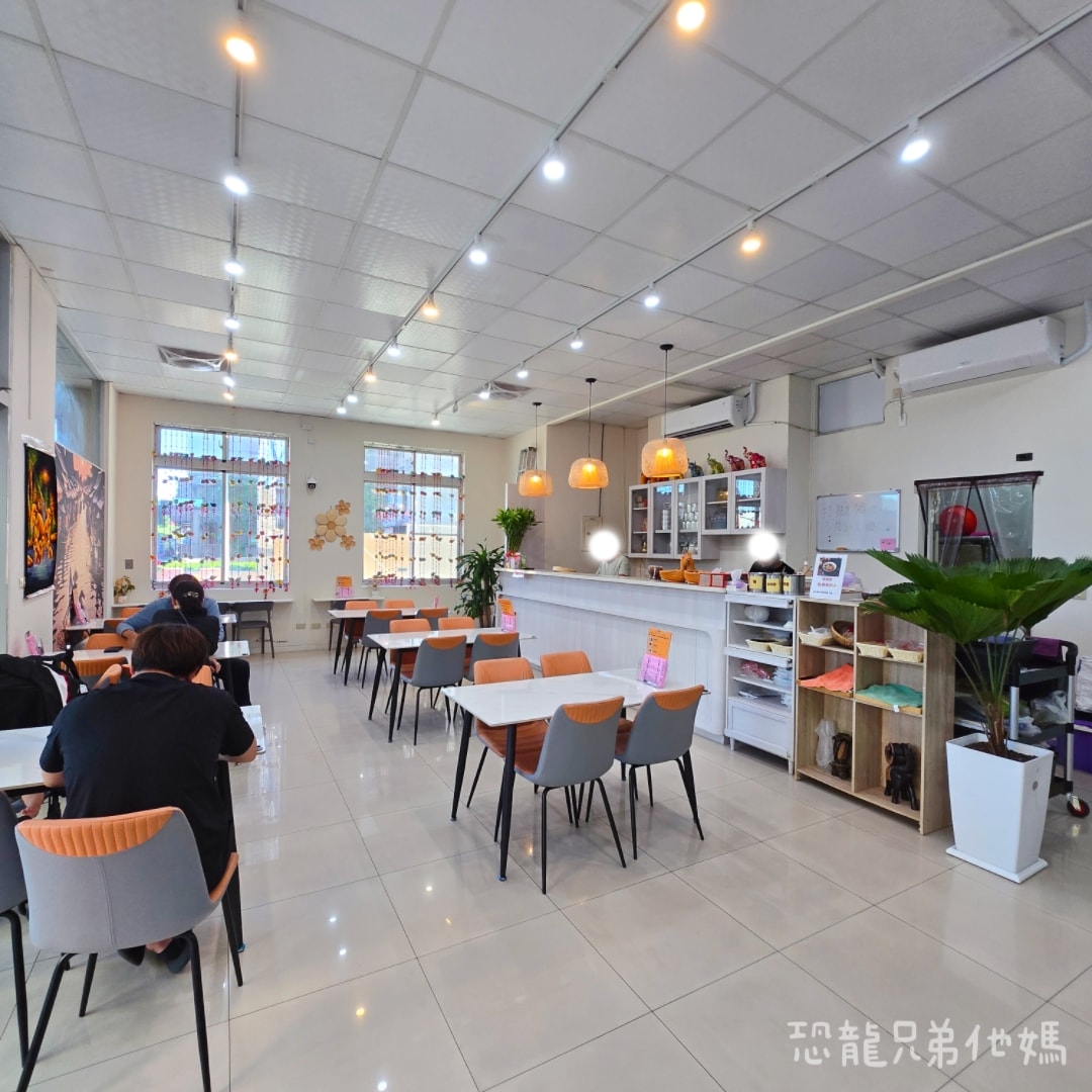 高雄‧鳳山│鳳泰味泰式料理。工協新村市場旁的老字號泰式料理，道地泰國風味菜，老闆熱情親切