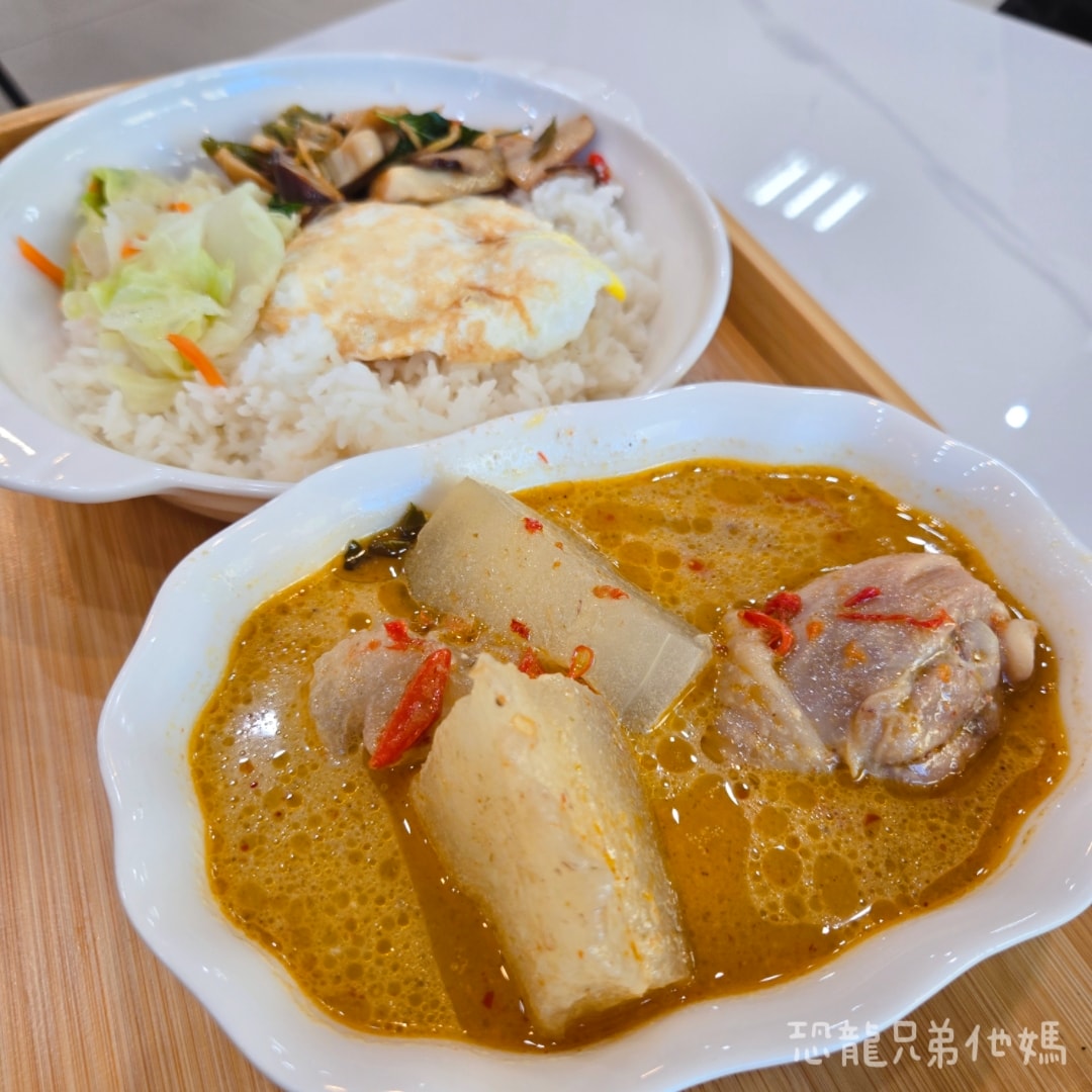 高雄‧鳳山│鳳泰味泰式料理。工協新村市場旁的老字號泰式料理，道地泰國風味菜，老闆熱情親切