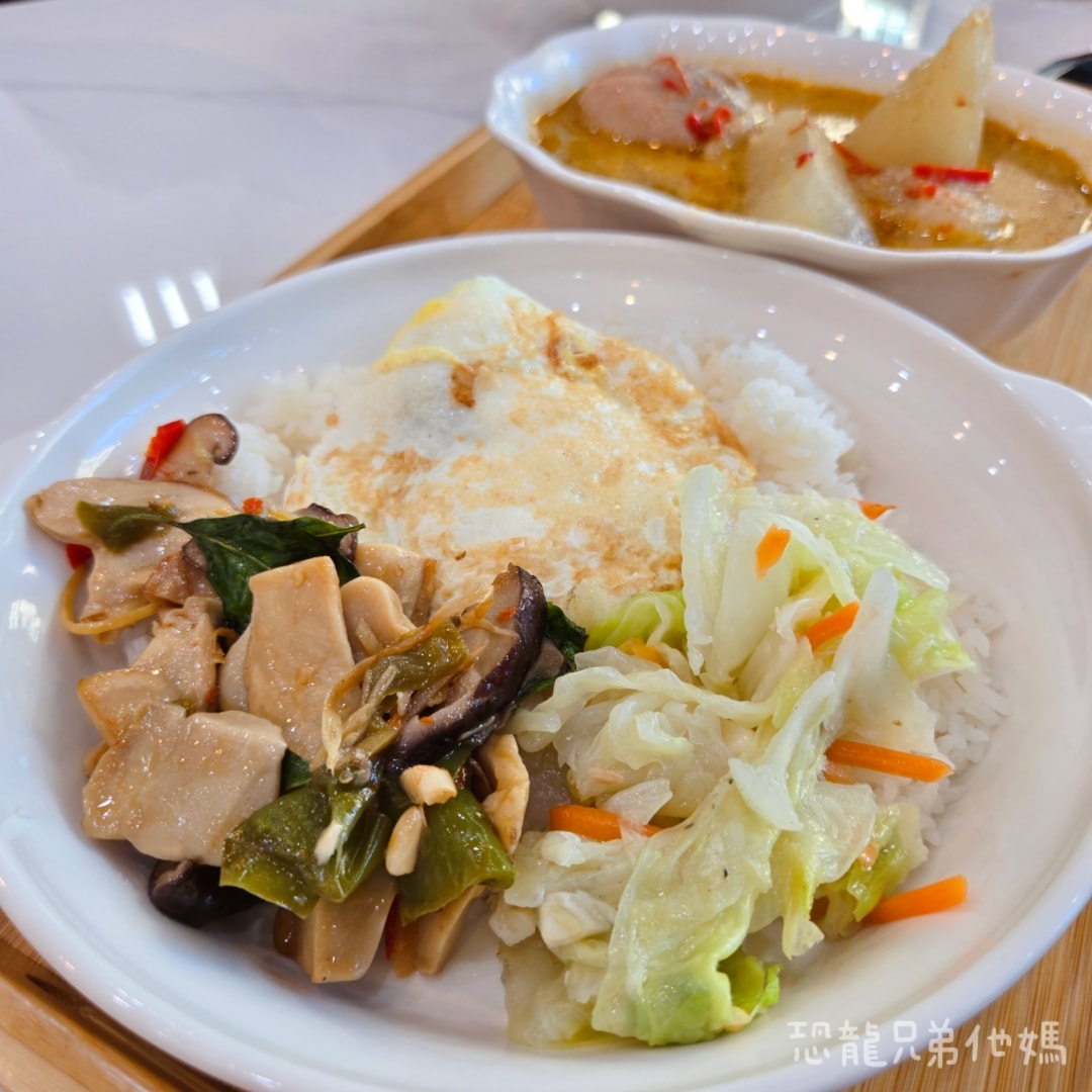高雄‧鳳山│鳳泰味泰式料理。工協新村市場旁的老字號泰式料理，道地泰國風味菜，老闆熱情親切