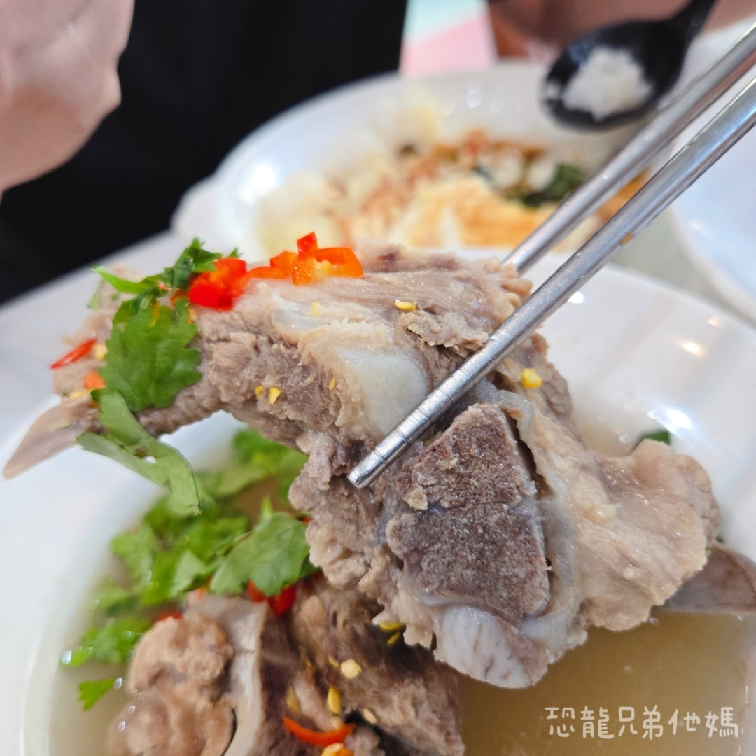 高雄‧鳳山│鳳泰味泰式料理。工協新村市場旁的老字號泰式料理，道地泰國風味菜，老闆熱情親切