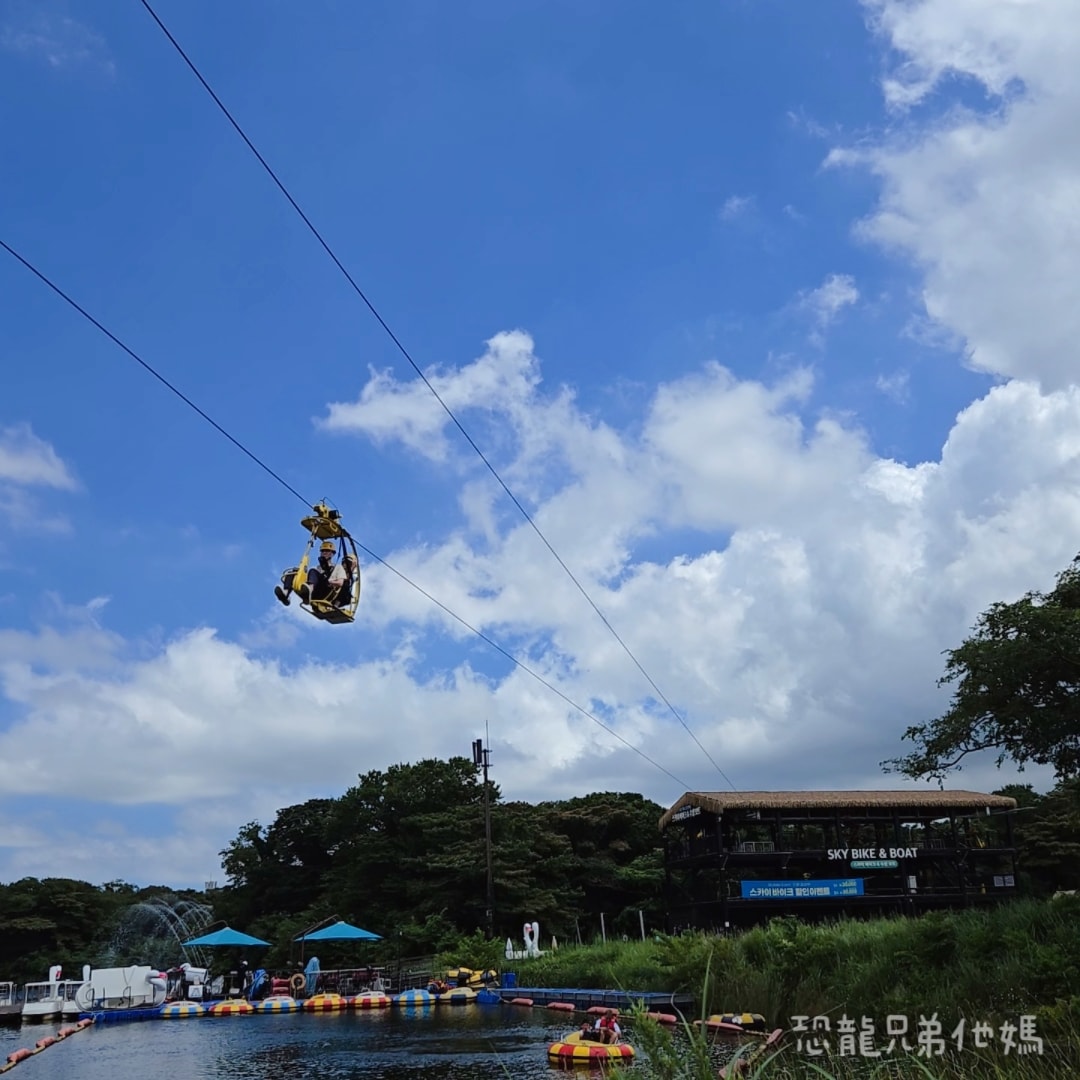 韓國‧濟州島│親子必玩 “ECOLAND 森林小火車樂園 “，夏日限定超刺激水槍大戰，園區好美好玩又好拍，大草皮上餵馬羊，限定表演秀!2025.8
