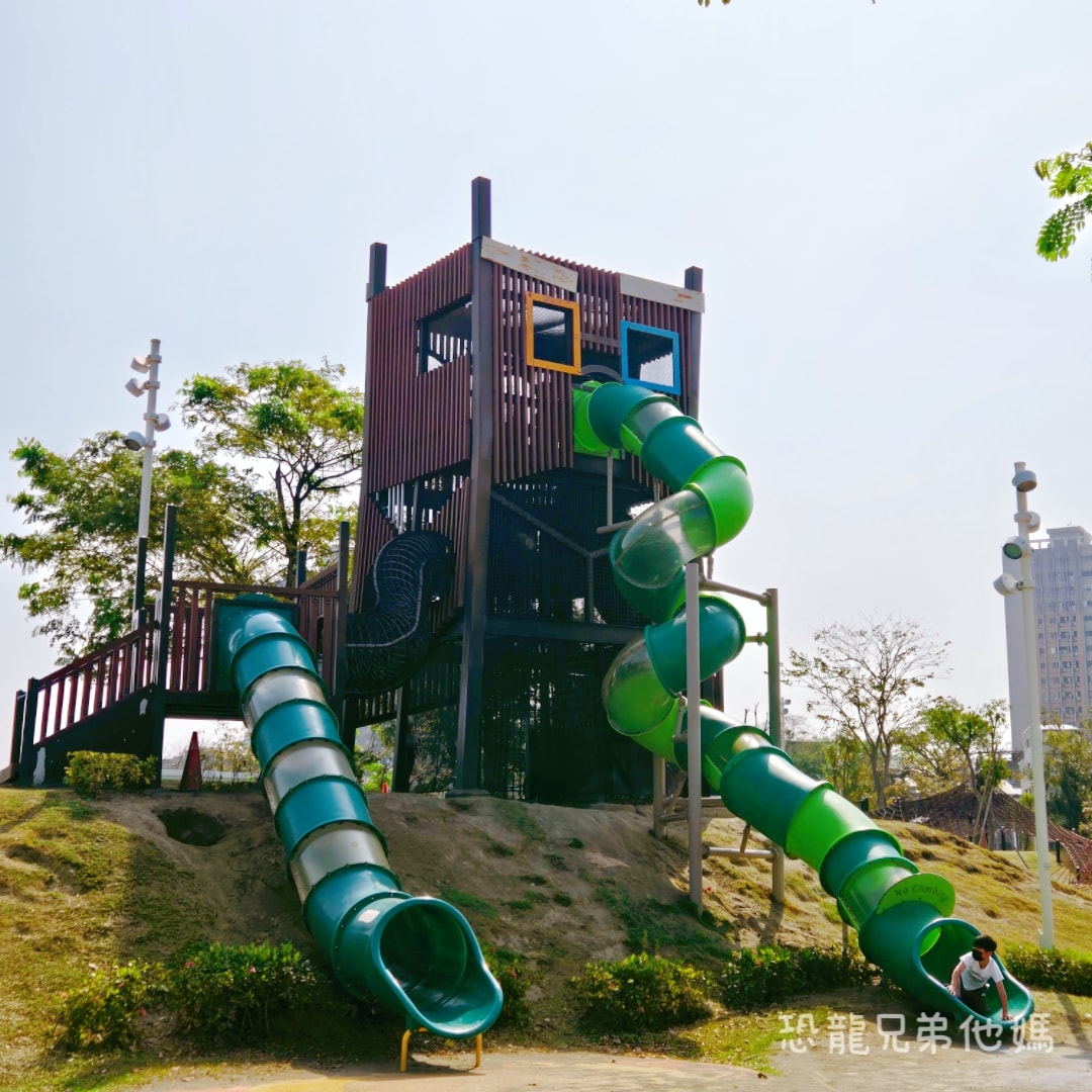 高雄•前鎮｜時代公園，車車、沙坑、高滑梯玩起來，夏天可玩水，從早玩到晚都沒問題，有廁所！
