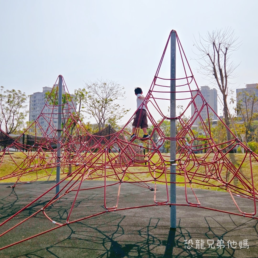 高雄•前鎮｜時代公園，車車、沙坑、高滑梯玩起來，夏天可玩水，從早玩到晚都沒問題，有廁所！