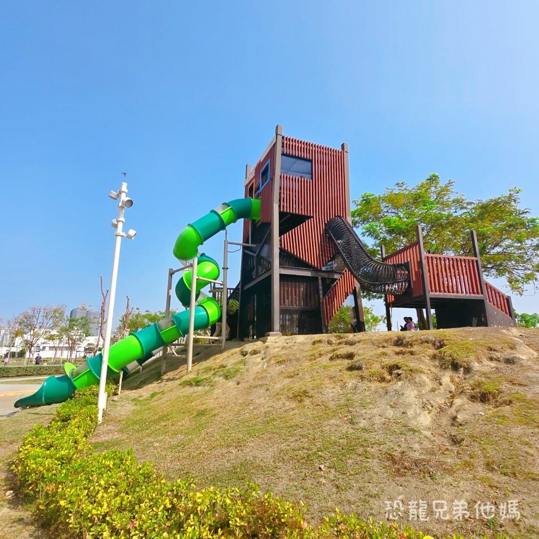 高雄•前鎮｜時代公園，車車、沙坑、高滑梯玩起來，夏天可玩水，從早玩到晚都沒問題，有廁所！