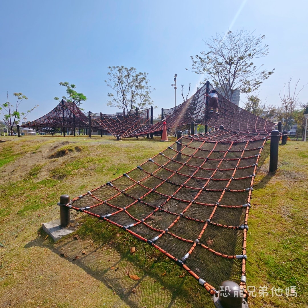 高雄•前鎮｜時代公園，車車、沙坑、高滑梯玩起來，夏天可玩水，從早玩到晚都沒問題，有廁所！