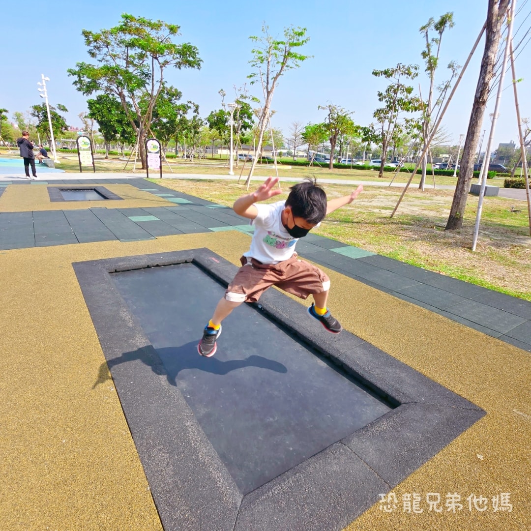 高雄•前鎮｜時代公園，車車、沙坑、高滑梯玩起來，夏天可玩水，從早玩到晚都沒問題，有廁所！