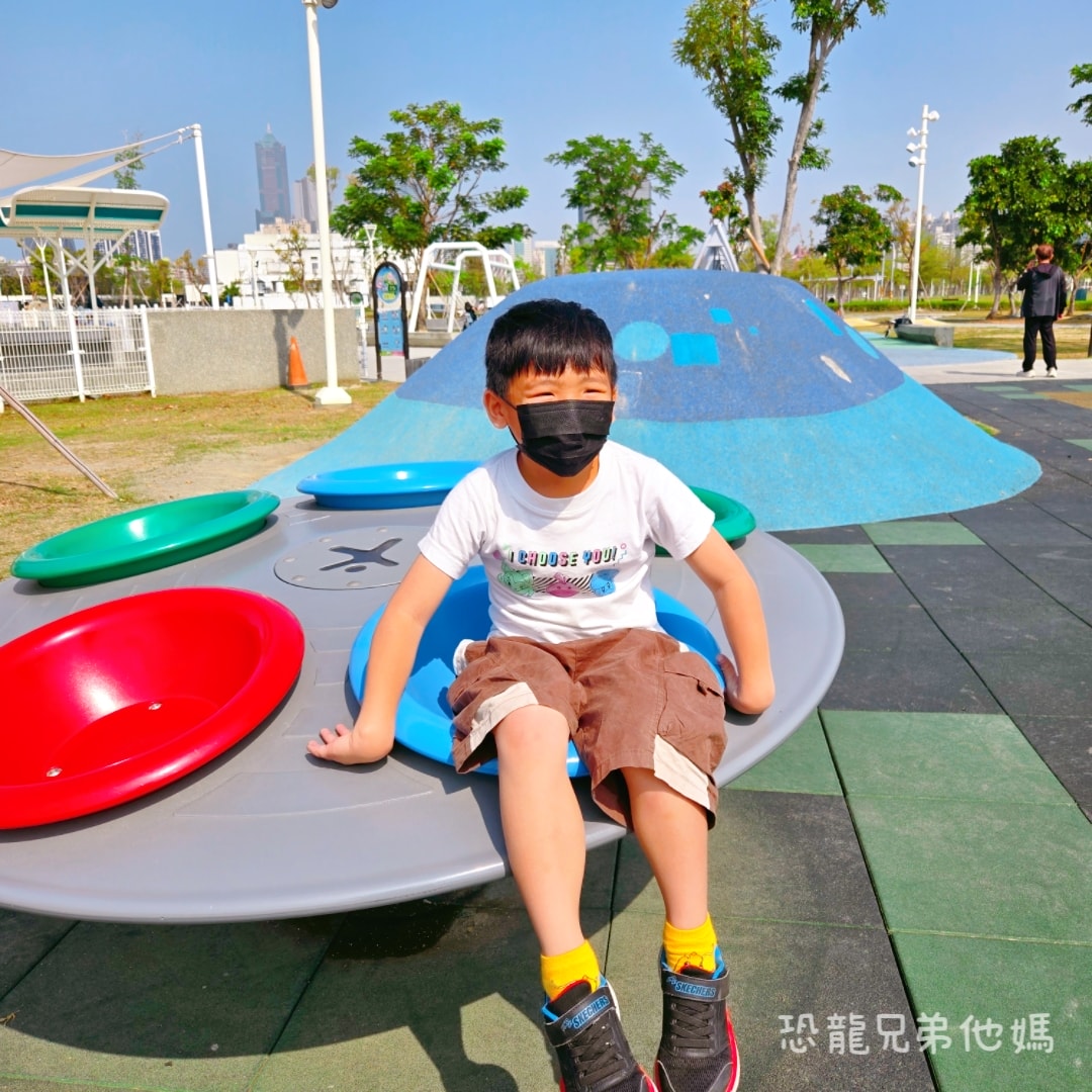 高雄•前鎮｜時代公園，車車、沙坑、高滑梯玩起來，夏天可玩水，從早玩到晚都沒問題，有廁所！