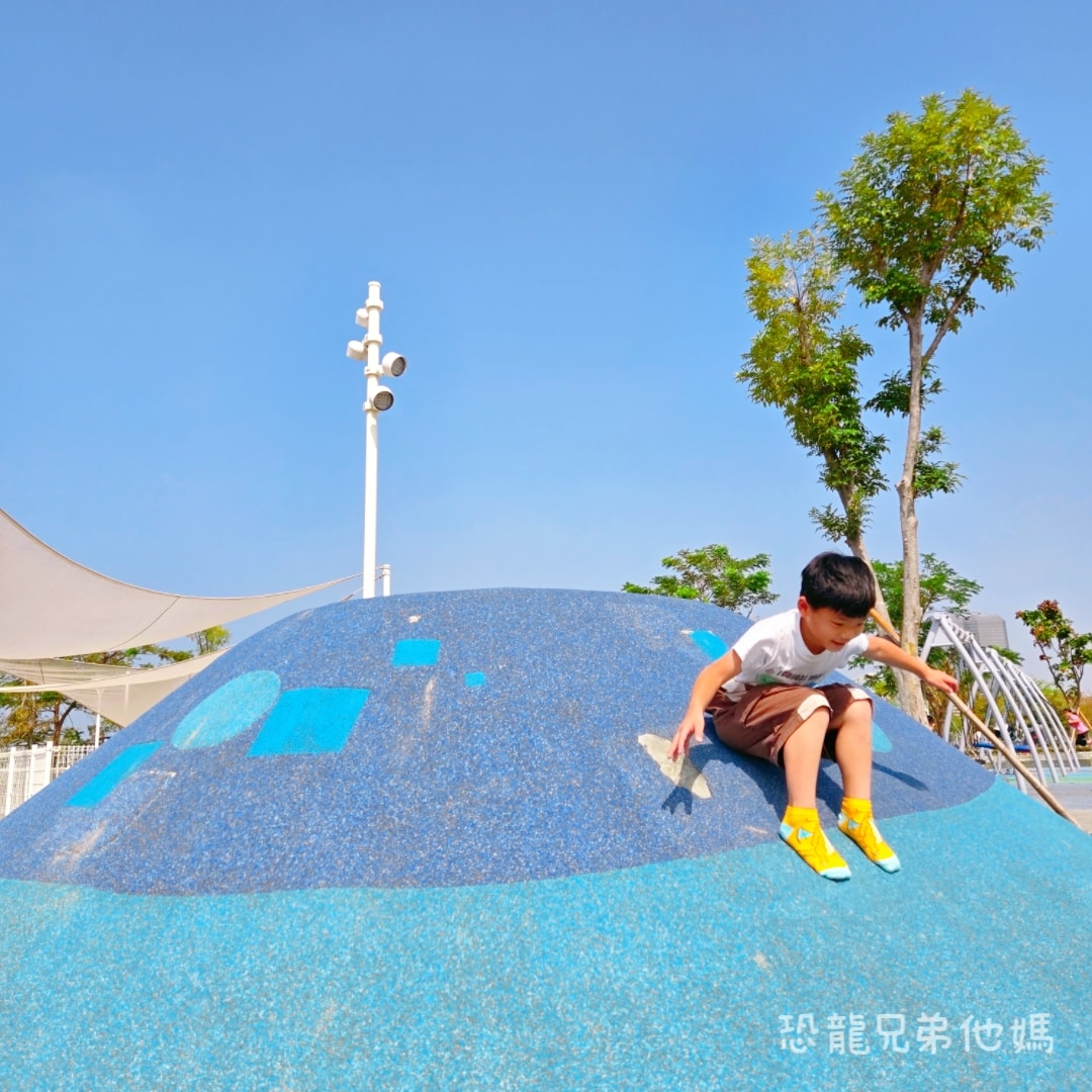 高雄•前鎮｜時代公園，車車、沙坑、高滑梯玩起來，夏天可玩水，從早玩到晚都沒問題，有廁所！