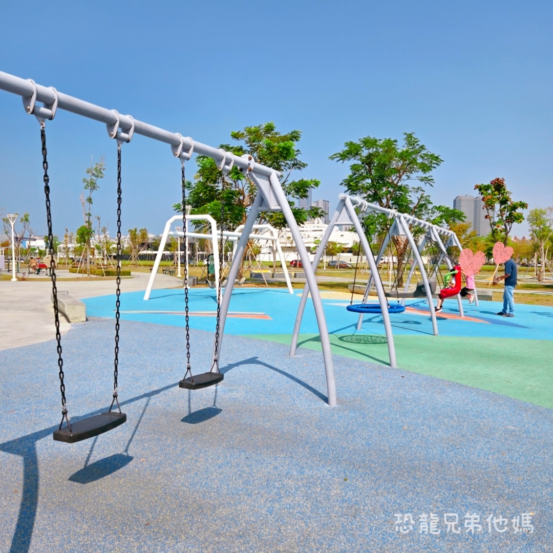 高雄•前鎮｜時代公園，車車、沙坑、高滑梯玩起來，夏天可玩水，從早玩到晚都沒問題，有廁所！