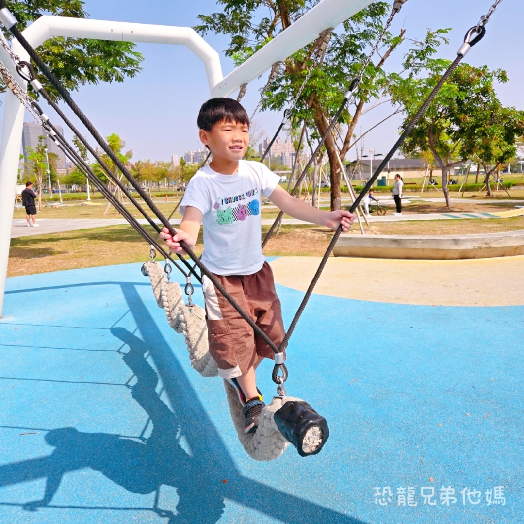 高雄•前鎮｜時代公園，車車、沙坑、高滑梯玩起來，夏天可玩水，從早玩到晚都沒問題，有廁所！