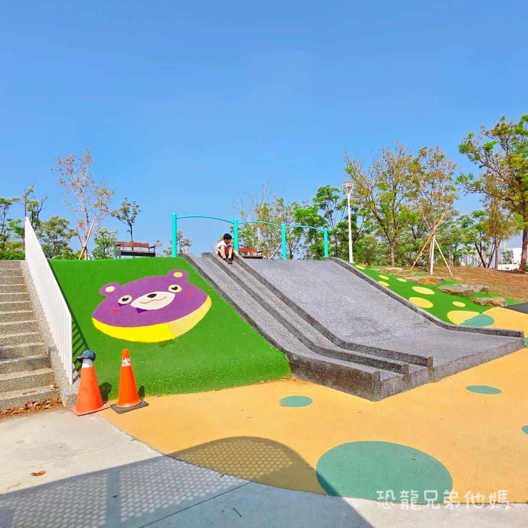 高雄•前鎮｜時代公園，車車、沙坑、高滑梯玩起來，夏天可玩水，從早玩到晚都沒問題，有廁所！