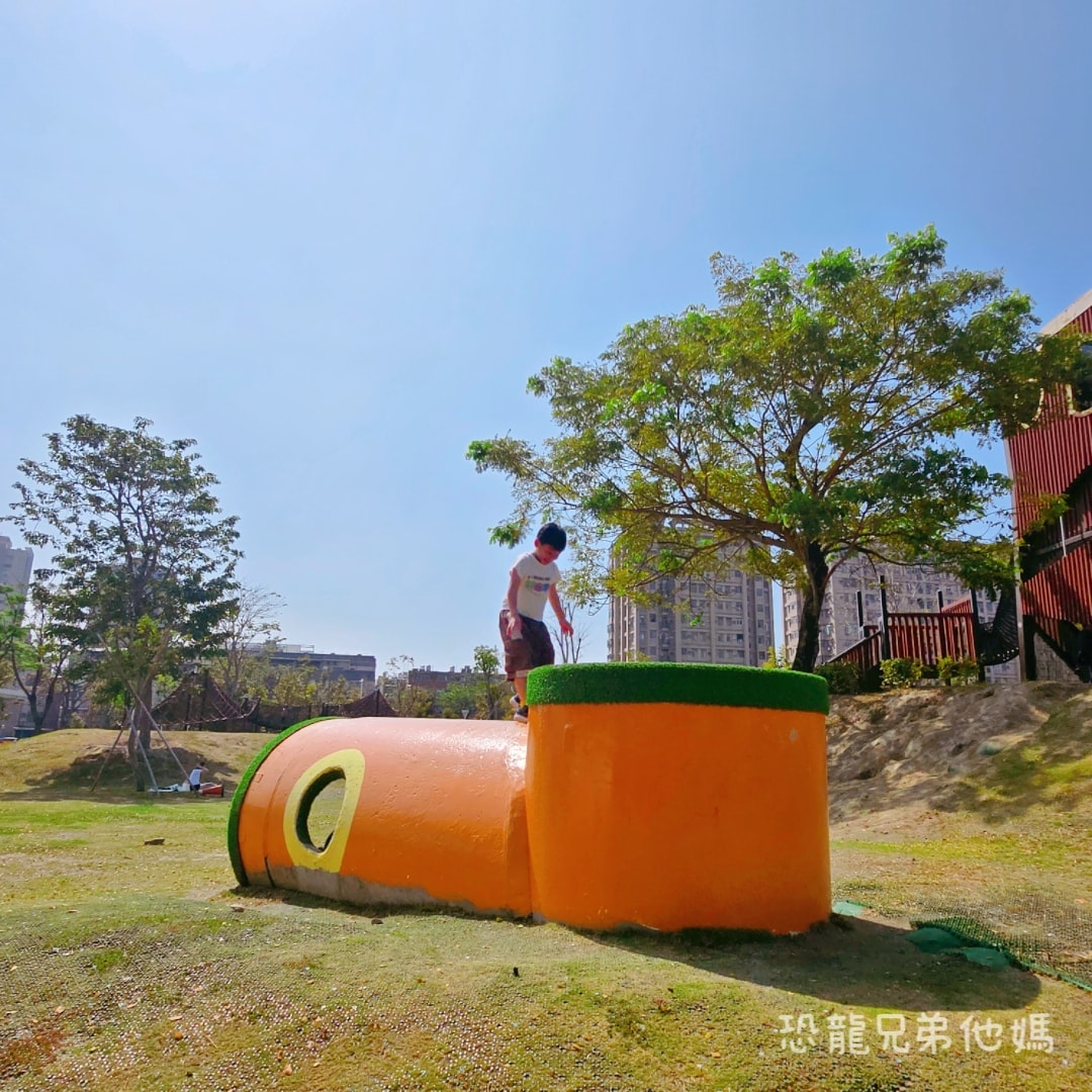 高雄•前鎮｜時代公園，車車、沙坑、高滑梯玩起來，夏天可玩水，從早玩到晚都沒問題，有廁所！