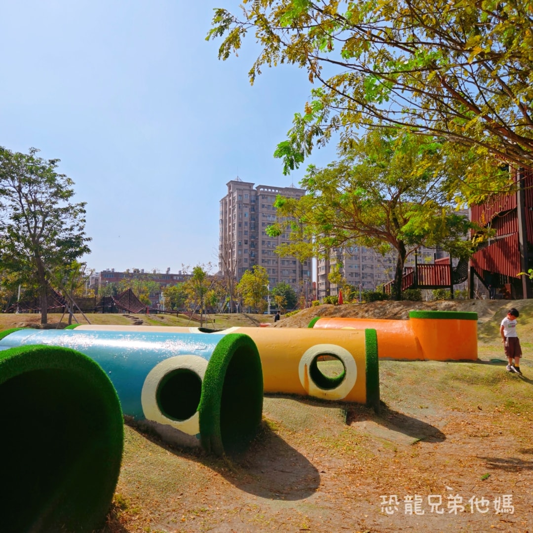 高雄•前鎮｜時代公園，車車、沙坑、高滑梯玩起來，夏天可玩水，從早玩到晚都沒問題，有廁所！