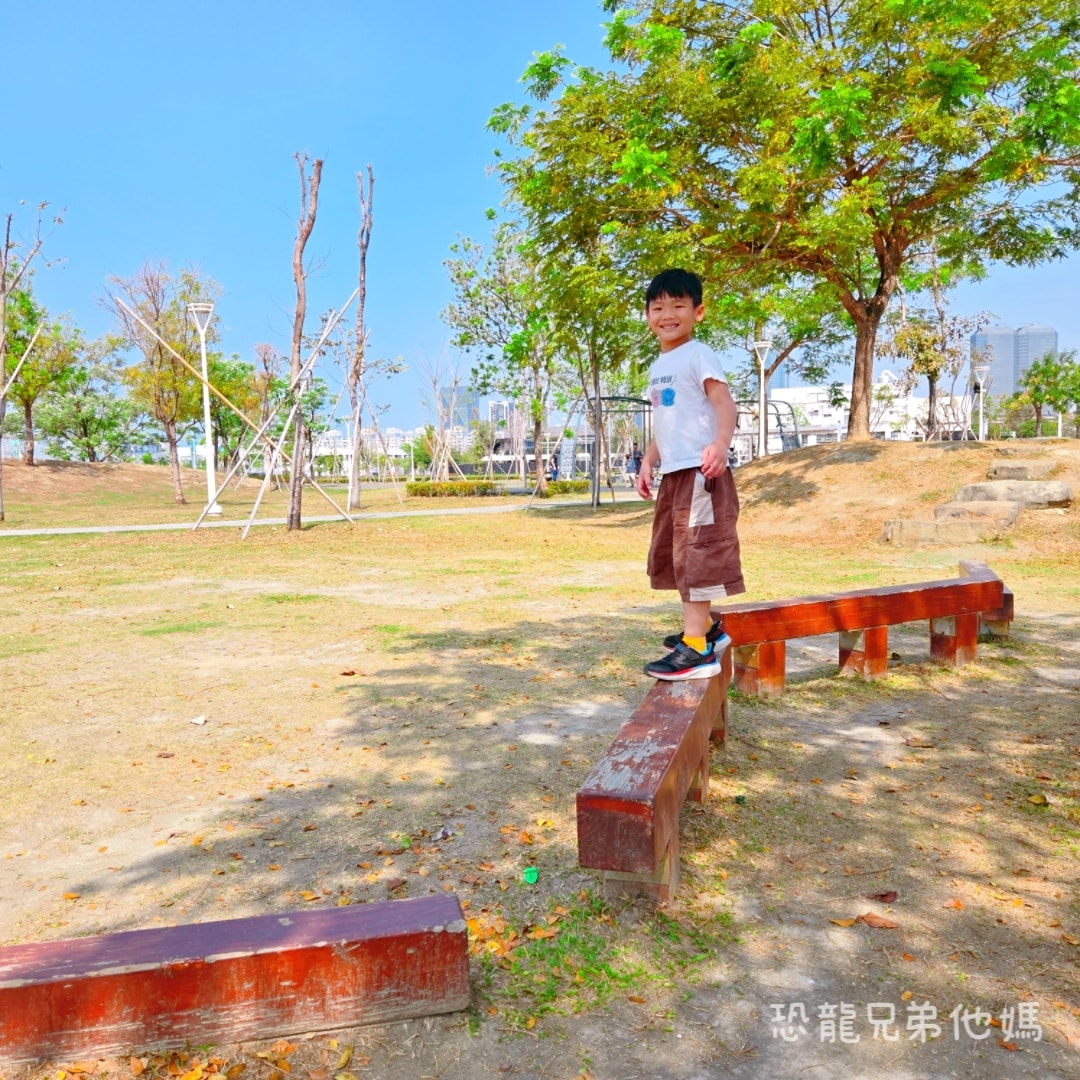 高雄•前鎮｜時代公園，車車、沙坑、高滑梯玩起來，夏天可玩水，從早玩到晚都沒問題，有廁所！