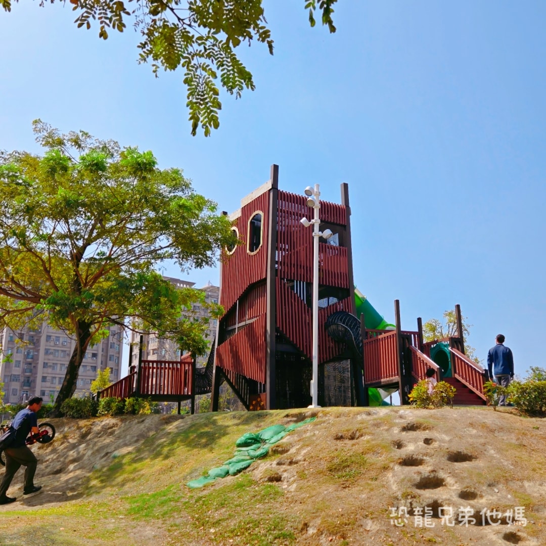 高雄•前鎮｜時代公園，車車、沙坑、高滑梯玩起來，夏天可玩水，從早玩到晚都沒問題，有廁所！