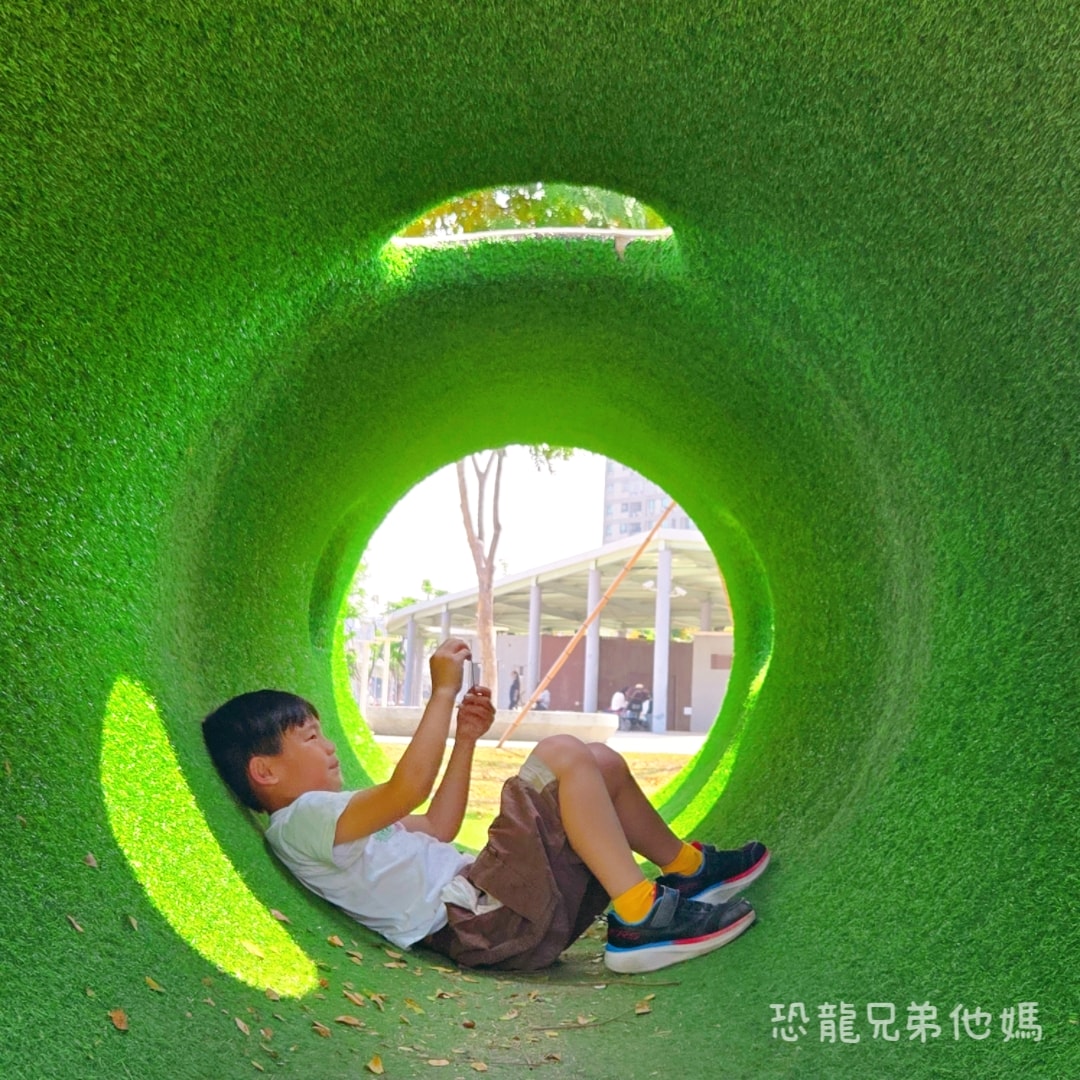 高雄•前鎮｜時代公園，車車、沙坑、高滑梯玩起來，夏天可玩水，從早玩到晚都沒問題，有廁所！