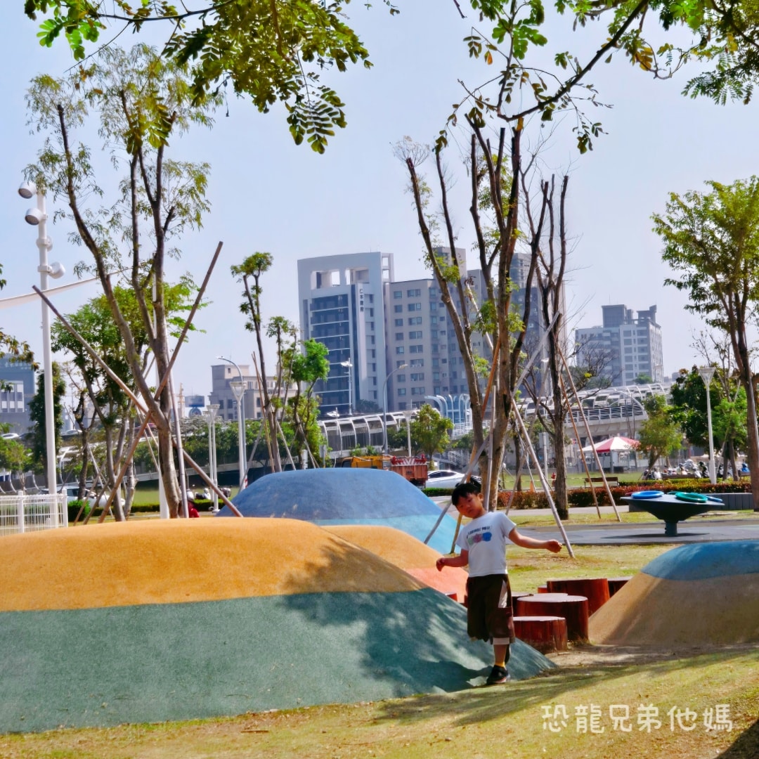 高雄•前鎮｜時代公園，車車、沙坑、高滑梯玩起來，夏天可玩水，從早玩到晚都沒問題，有廁所！