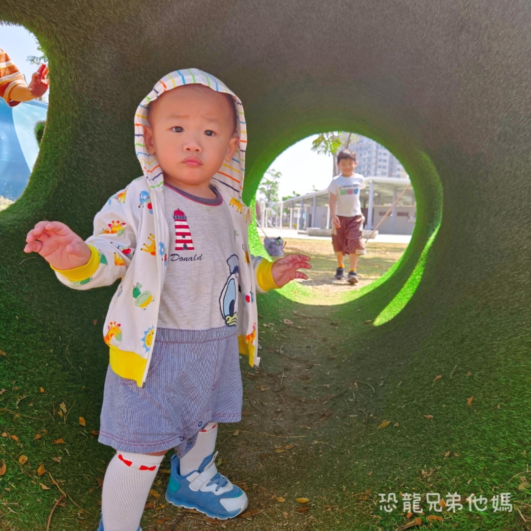高雄•前鎮｜時代公園，車車、沙坑、高滑梯玩起來，夏天可玩水，從早玩到晚都沒問題，有廁所！