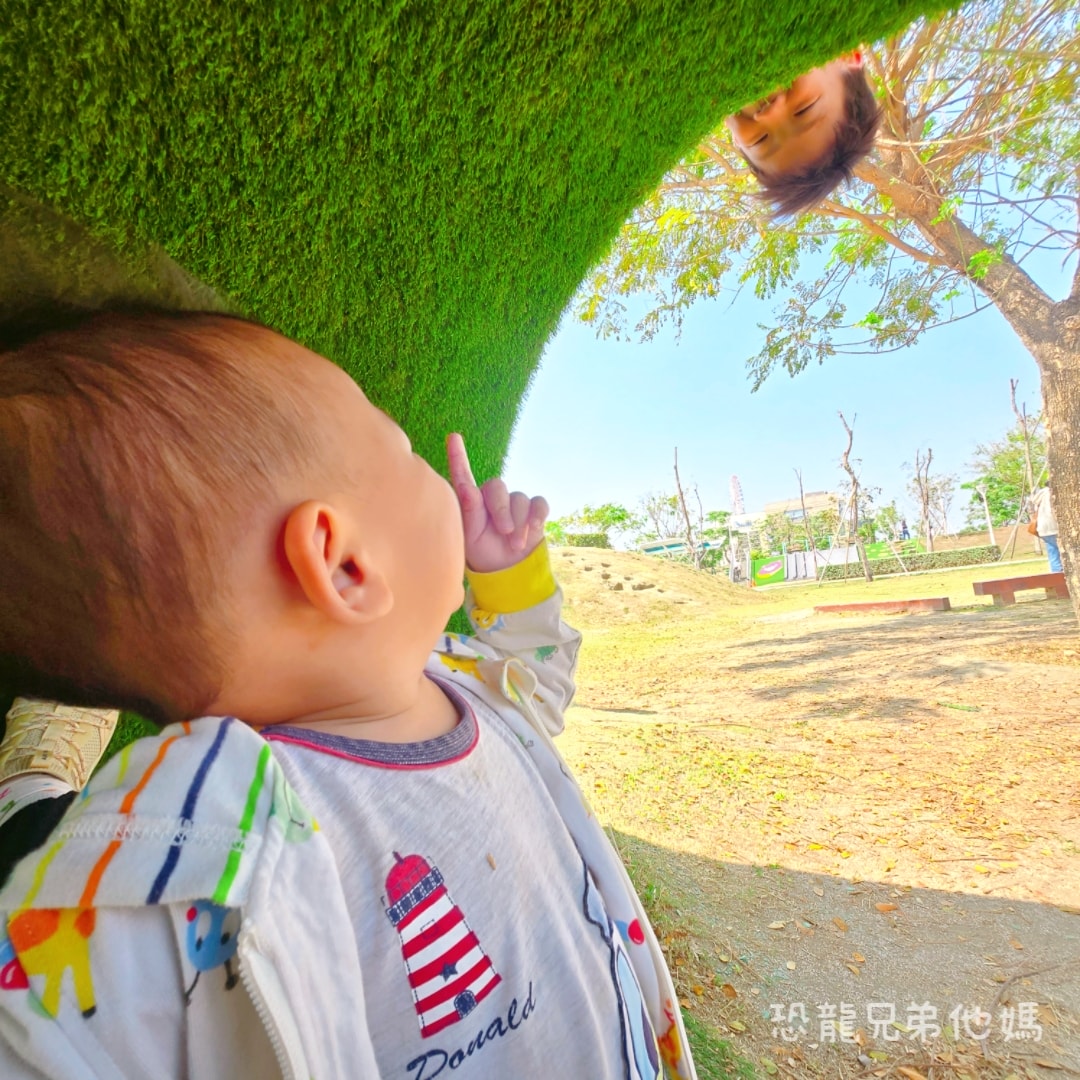 高雄•前鎮｜時代公園，車車、沙坑、高滑梯玩起來，夏天可玩水，從早玩到晚都沒問題，有廁所！